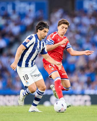August 29, 2026, San Sebastian, Guipuzcoa, Spain: Carlos Soler of Real Sociedad competes for the ball with Alex Calatrava of RCD Espanyol during the LaLiga EA Sports match between Real Sociedad and RCD Espanyol at Anoeta on August 29, 2026, in San Sebastian, Spain. Real Sociedad V RCD Espanyol De Barcelona - La Liga EA Sports  - ZUMAa181 20260829_zaa_a181_136 Copyright: xRicardoxLarreinax