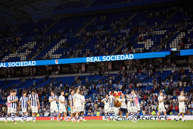 August 29, 2026, San Sebastian, Guipuzcoa, Spain: Players of Real Sociedad reacts to the supporters during the LaLiga EA Sports match between Real Sociedad and RCD Espanyol at Anoeta on August 29, 2026, in San Sebastian, Spain. San Sebastian Spain - ZUMAa181 20260829_zaa_a181_139 Copyright: xRicardoxLarreinax