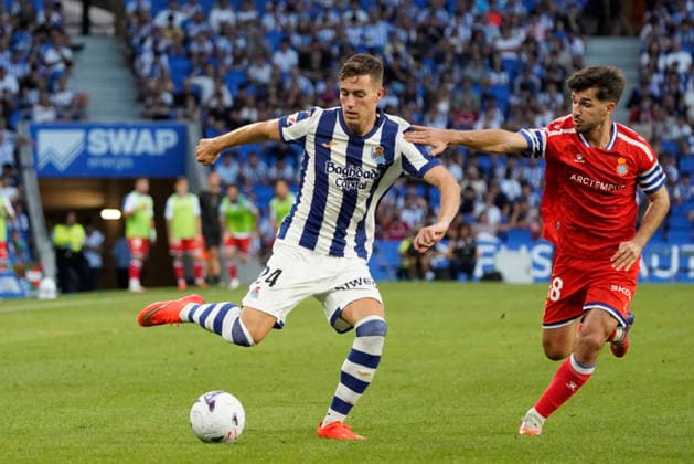 Luka Sucic of Real Sociedad seen in action during the La Liga EA Sports football match between Real Sociedad and RCD Espanyol de Barcelona at Estadio Anoeta on August 29, 2026 in San Sebastian, Spain. (Mickael Ducint Ball Raw Images) San Sebastian Estadio Anoeta Spain Copyright: xMickaelxDucintx mickaelducint_RealSociedad_Espanyol396