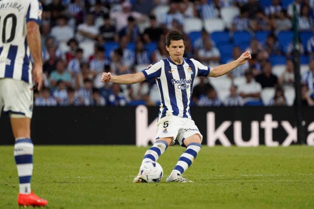 Igor Zubeldia of Real Sociedad seen in action during the La Liga EA Sports football match between Real Sociedad and RCD Espanyol de Barcelona at Estadio Anoeta on August 29, 2026 in San Sebastian, Spain. (Mickael Ducint Ball Raw Images) San Sebastian Estadio Anoeta Spain Copyright: xMickaelxDucintx mickaelducint_RealSociedad_Espanyol403