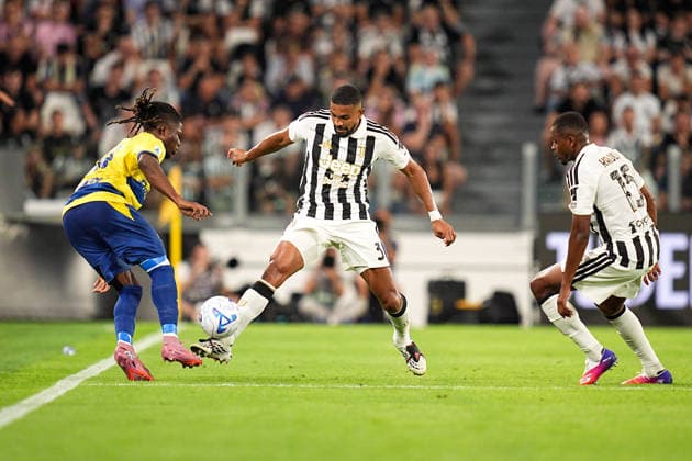 Parma™s El Toure fights for the ball with Juventus s Bremer during the Serie A soccer match between Juventus and Parma at the Allianz Stadium in Turin, north west Italy - Saturday, August 29, 2026. - Soccer .  Copyright: xMarcoxAlpozzi LaPressex