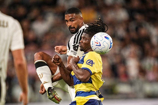 Juventus s Bremer fights for the ball with Parma™s El Toure during the Serie A soccer match between Juventus and Parma at the Allianz Stadium in Turin, north west Italy - Saturday, August 29, 2026. - Soccer .  Copyright: xMarcoxAlpozzi LaPressex
