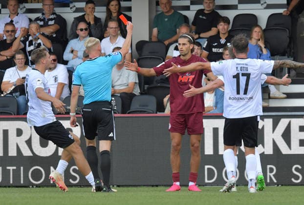 August 29, 2026, GER, Soccer, 3rd Division, 2026–2027 Season, Matchday 3, Sportclub Arena, Verl SC Verl vs. Fortuna Köln 1–2 Luca Jacob Klemen Majetic Fortuna Köln receives a red card from referee Luca Sambill, action, still image, wide shot, facial expressions, gestures, red card, sending-off, ejection from the field