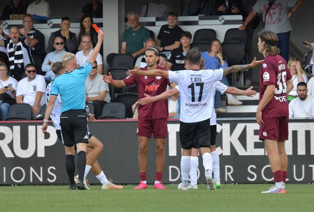 August 29, 2026, GER, Soccer, 3rd Division, 2026–2027 Season, Matchday 3, Sportclub Arena, Verl SC Verl vs. Fortuna Köln 1–2 Luca Jacob Klemen Majetic Fortuna Köln receives a red card from referee Luca Sambill, action, still image, wide shot, facial expressions, gestures, red card, sending-off, ejection from the field