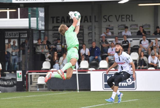 August 29, 2026, Germany, Soccer, 3rd Division, 2026–2027 Season, Matchday 3, Sportclub Arena, Verl SC Verl vs. Fortuna Köln 1–2 Lennart Winkler, Fortuna Köln, catches the ball in front of Tanay Cosar (SC Verl), action, still image, horizontal, goalkeeper, keeper