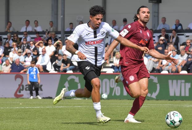 August 29, 2026, GER, Soccer, 3rd Division, 2026–2027 Season, Matchday 3, Sportclub Arena, Verl SC Verl vs. Fortuna Köln 3–2, Andre Leipold (SC Verl, left) vs. David Haider and Kamm Al Azzawe (Fortuna Köln), action, duel, tackle