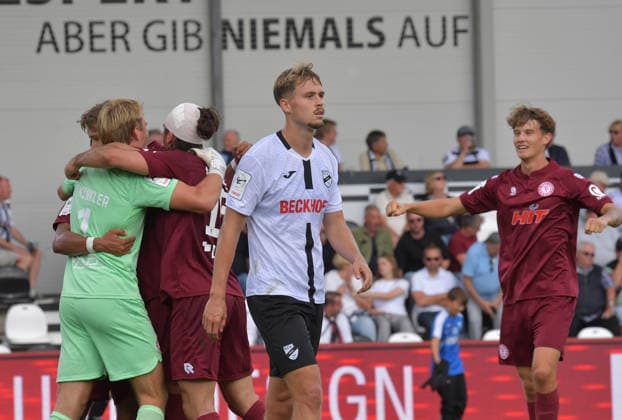 August 29, 2026, GER, Soccer, 3rd Division, 2026–2027 Season, Matchday 3, Sportclub Arena, Verl SC Verl vs. Fortuna Köln 1–2. While the victorious Cologne team celebrates after the final whistle, Nick Seidel of SC Verl looks disappointed. Action shot, single frame, horizontal, facial expressions, gestures, disappointed, disappointment