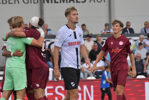 August 29, 2026, GER, Soccer, 3rd Division, 2026–2027 Season, Matchday 3, Sportclub Arena, Verl SC Verl vs. Fortuna Köln 1–2. While the victorious Cologne team celebrates after the final whistle, Nick Seidel of SC Verl looks disappointed. Action shot, single frame, horizontal, facial expressions, gestures, disappointed, disappointment