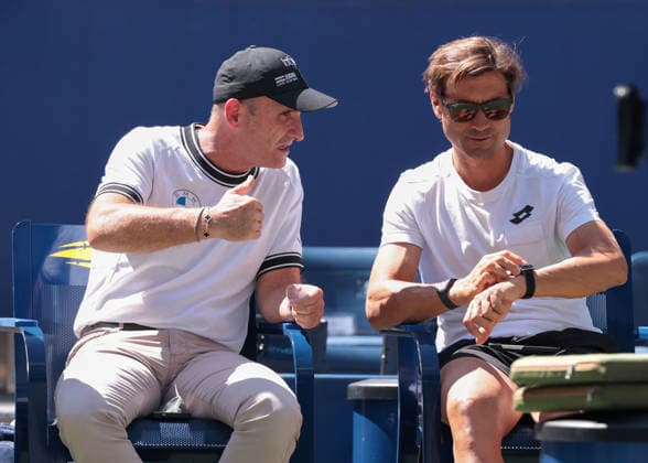 Carlos Alcaraz and his manager, Albert Molina, talking with David Ferrer on the sidelines during practice at the U.S. Open Championships, Billie Jean King National Tennis Center, Flushing Meadows, New York, USA Copyright: xJuergenxHasenkopfx