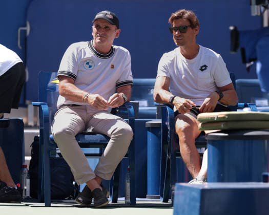 Carlos Alcaraz and his manager, Albert Molina, talking with David Ferrer on the sidelines during practice at the U.S. Open Championships, Billie Jean King National Tennis Center, Flushing Meadows, New York, USA Copyright: xJuergenxHasenkopfx