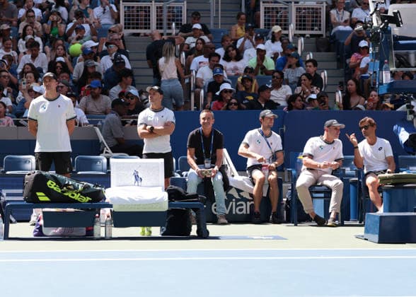 Carlos Alcaraz s team on the sidelines during practice, US Open Championships, Billie Jean King National Tennis Center, Flushing Meadows, New York, USA Copyright: xJuergenxHasenkopfx