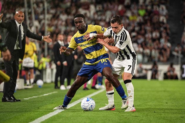 <j16< fights for the ball with Juventus s Conceicao during the Serie A soccer match between Juventus and Parma at the Allianz Stadium in Turin, north west Italy - Saturday, August 29, 2026. - Soccer .  Copyright: xMarcoxAlpozzi LaPressex