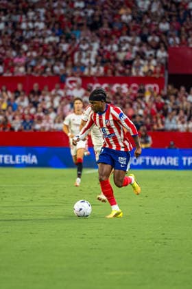 ESP LaLiga EA Sports Sevilla FC vs. Atlético de Madrid Ademola Lookman of Atlético de Madrid in action during the LaLiga EA Sports match between Sevilla FC and Atlético de Madrid, played at the Ramón Sánchez Pizjuán Stadium in Seville on August 29, 2026, in Spain. Spain Soccer Copyright: xAgenciaxLOFx