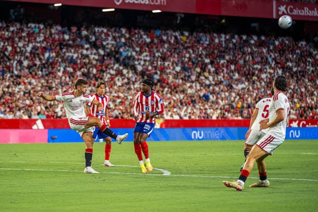 ESP LaLiga EA Sports Sevilla FC vs. Atlético de Madrid: Kike Salas of Sevilla and Ademola Lookman of Atlético de Madrid during the LaLiga EA Sports match between Sevilla FC and Atlético de Madrid, played at Ramón Sánchez Pizjuán Stadium in Seville on August 29, 2026, in Spain. Spanish Soccer Copyright: xAgenciaxLOFx