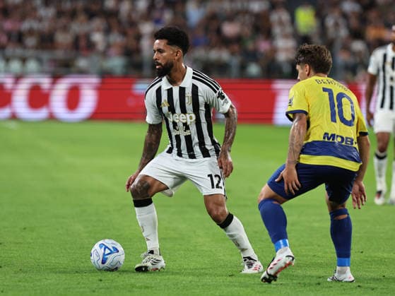 IPA87909567 - Douglas Luiz plays in the 2025–2026 Serie A match between Juventus and Parma in Turin on Saturday, August 29, 2026. (Photo by Loris Roselli).  Copyright: xLorisxRoselli IPAxSportx xx 87909567