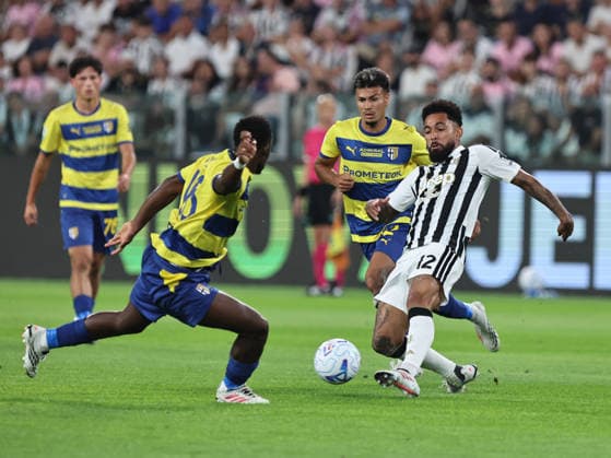 IPA87909593 - Douglas Luiz plays in the 2025–2026 Serie A match between Juventus and Parma in Turin on Saturday, August 29, 2026. (Photo by Loris Roselli).  Copyright: xLorisxRoselli IPAxSportx xx 87909593