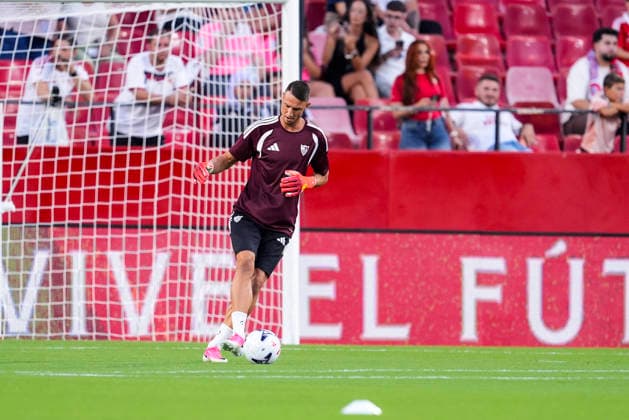 August 29, 2026, Sevilla, Sevilla, Spain: Odysseas Vlachodimos of Sevilla FC warms up during the Spanish league, LaLiga EA Sports, football match played between Sevilla FC and Atletico de Madrid at Ramon Sanchez-Pizjuan stadium on August 29, 2026, in Sevilla, Spain. Sevilla Spain - ZUMAa181 20260829_zaa_a181_145 Copyright: xJoaquinxCorcherox