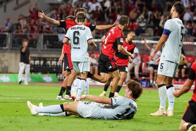 Arminia mit Maximilian Grosser 19 (DSC Arminia Bielefeld) am Boden nach dem 4:0 durch Adam Markhiyev 6 (1FC Nuernberg), 1. FC Nuernberg vs. DSC Arminia Bielefeld, Fussball, Maenner, 2. Bundesliga, Saison 2026 2027, Hinrunde, 3. Spieltag, 29.08.2026 DFB regulations prohibit any use of photographs as image sequences and or quasi-video Nuernberg Bayern Deutschland *** Arminia with Maximilian Grosser 19 DSC Arminia Bielefeld down after Adam Markhiyev s 4-0 goal 6 1 FC Nuremberg, 1. FC Nuremberg vs. DSC Arminia Bielefeld, Soccer, Men, 2. Bundesliga, 2026–2027 season, First Half of the Season, Matchday 3, August 29, 2026. DFB regulations prohibit any use of photographs as image sequences and or quasi-video. Nuremberg, Bavaria, Germany Copyright: xkolbert-press MartinxAgüerax