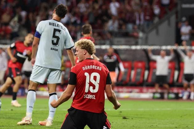 Piet Scobel 19 (1 FC Nuernberg) jubelt ueber das 4:0, Enttaeuschung, Frust bei Maximilian Bauer 5 (DSC Arminia Bielefeld), 1. FC Nuernberg vs. DSC Arminia Bielefeld, Fussball, Maenner, 2. Bundesliga, Saison 2026 2027, Hinrunde, 3. Spieltag, 29.08.2026 DFB regulations prohibit any use of photographs as image sequences and or quasi-video Nuernberg Bayern Deutschland *** Piet Scobel 19: 1 FC Nuremberg celebrates its 4-0 victory; disappointment and frustration for Maximilian Bauer 5 DSC Arminia Bielefeld, 1. FC Nuremberg vs. DSC Arminia Bielefeld, soccer, men’s, 2. Bundesliga, 2026–2027 season, First Half of the Season, Matchday 3, August 29, 2026. DFB regulations prohibit any use of photographs as image sequences and or quasi-video. Nuremberg, Bavaria, Germany Copyright: xkolbert-press MartinxAgüerax
