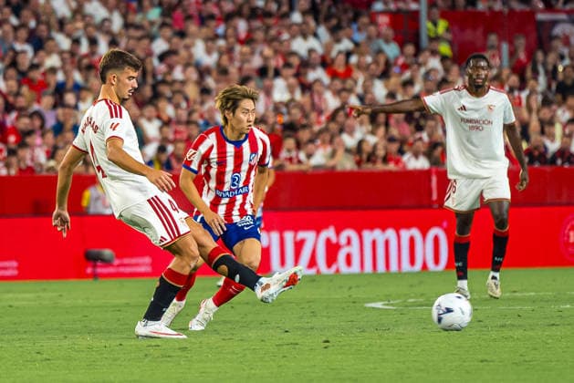 ESP LaLiga EA Sports Sevilla FC vs. Atlético de Madrid: Kang In Lee of Atlético de Madrid applies pressure on Kike Salas of Sevilla during a build-up play, breaking away from him during the LaLiga EA Sports match, during the Sevilla FC vs. Atlético de Madrid match played at Ramón Sánchez Pizjuán Stadium in Seville on August 29, 2026, in Spain. Spanish Soccer Copyright: xAgenciaxLOFx
