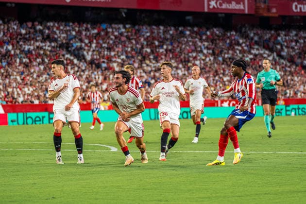 ESP LaLiga EA Sports Sevilla FC vs. Atlético de Madrid Ademola Lookman of Atlético de Madrid scores a goal and celebrates during the LaLiga EA Sports match between Sevilla FC and Atlético de Madrid, played at the Ramón Sánchez Pizjuán Stadium in Seville on August 29, 2026, in Spain. Spanish Soccer Copyright: xAgenciaxLOFx