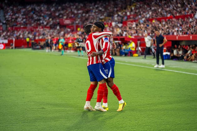 ESP LaLiga EA Sports Sevilla FC vs. Atlético de Madrid: Ademola Lookman of Atlético de Madrid scores a goal and celebrates with Alex Baena of Atlético de Madrid during the LaLiga EA Sports match, between Sevilla FC and Atlético de Madrid, played at Ramón Sánchez Pizjuán Stadium in Seville on August 29, 2026, in Spain. Spain Soccer Copyright: xAgenciaxLOFx