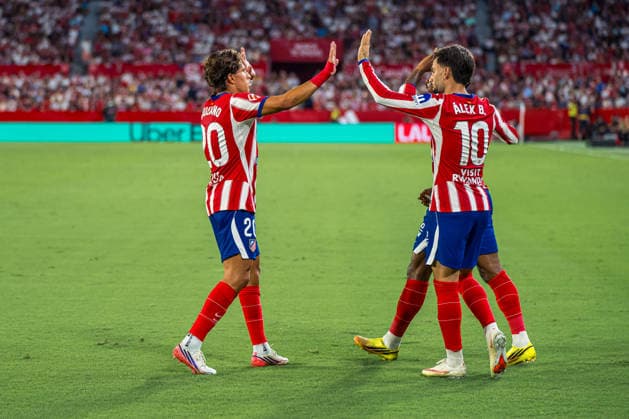 ESP LaLiga EA Sports Sevilla FC vs. Atlético de Madrid: Ademola Lookman of Atlético de Madrid scores a goal and celebrates with Alex Baena of Atlético de Madrid and Giuliano Simeone of Atlético de Madrid during the LaLiga EA Sports match, between Sevilla FC and Atlético de Madrid, played at Ramón Sánchez Pizjuán Stadium in Seville on August 29, 2026, in Spain. Spain Soccer Copyright: xAgenciaxLOFx