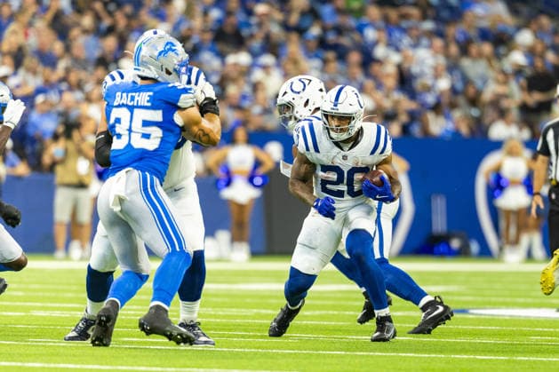Aug 29, 2026; Indianapolis, Indiana, USA; Indianapolis Colts running back Seth McGowan (20) runs with the ball during NFL, American Football Herren, USA preseason game action against the Detroit Lions at Lucas Oil Stadium. Mandatory Credit: -Cal Media Indianapolis USA - ZUMAc04_ 20260829_zma_c04_010 Copyright: xJohnxMersitsx