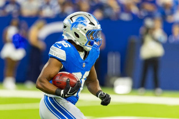 Aug 29, 2026; Indianapolis, Indiana, USA; Detroit Lions running back Jabari Small (26) runs with the ball during NFL, American Football Herren, USA preseason game action against the Indianapolis Colts at Lucas Oil Stadium. Mandatory Credit: -Cal Media NFL 2026: Lions Vs Colts AUG 29  - ZUMAc04_ 20260829_zma_c04_025 Copyright: xJohnxMersitsx