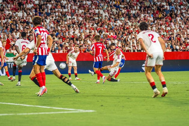 ESP LaLiga EA Sports Sevilla FC vs. Atlético de Madrid Alex Baena of Atlético de Madrid shoots on goal during the LaLiga EA Sports match between Sevilla FC and Atlético de Madrid, played at the Ramón Sánchez Pizjuán Stadium in Seville on August 29, 2026, in Spain. Spain Soccer Copyright: xAgenciaxLOFx