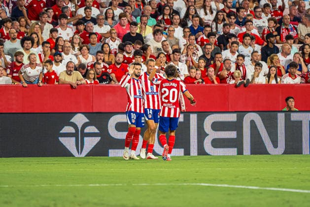 ESP LaLiga EA Sports Sevilla FC vs. Atlético de Madrid: Alex Baena of Atlético de Madrid scores a goal and celebrates with Marcos Llorente of Atlético de Madrid and Giuliano Simeone of Atlético de Madrid during LaLiga EA Sports, between Sevilla FC and Atlético de Madrid, played at Ramón Sánchez Pizjuán Stadium in Seville on August 29, 2026, in Spain. Spain Soccer Copyright: xAgenciaxLOFx