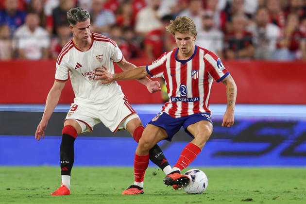 ESP: Sevilla FC - Atletico de Madrid. La Liga EA Sports. Matchday 3 Pablo Barrios of Atletico de Madrid and Robbie Ure of Sevilla FC during the La Liga EA Sports match between Sevilla FC and Atletico de Madrid played at Ramon Sanchez Pizjuan Stadium on August 29, 2026 in Sevilla, Spain. kpng Copyright: xAntonioxPozox xPRESSINPHOTOx AP_2627_SEV_ATM_049