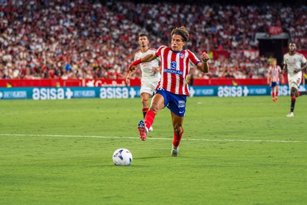 ESP LaLiga EA Sports Sevilla FC vs. Atlético de Madrid Giuliano Simeone of Atlético de Madrid in action during the LaLiga EA Sports match between Sevilla FC and Atlético de Madrid, played at Ramón Sánchez Pizjuán Stadium in Seville on August 29, 2026, in Spain Spanish Soccer Copyright: xAgenciaxLOFx