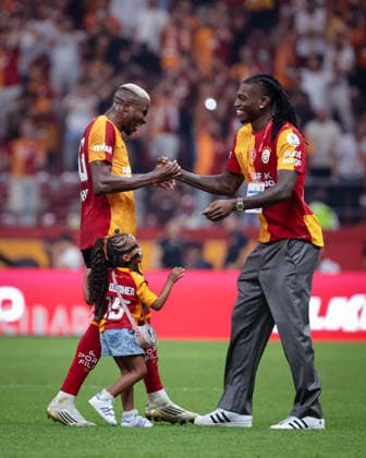 Galatasaray vs Goztepe Trendyol Super League 3nd week Victor Osimhen of Galatasaray AS hive-fives on the pitch Galatasaray™s new transfert Rafael Leao after the Trendyol Super League 3nd week match between Galatasaray AS and Goztepe SK at Ali Sami Yen Rams Park Stadium on August 29, 2026 in Istanbul, Turkey Istanbul Istanbul Turkey Copyright: xBurakxBasturkx