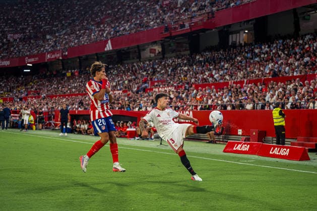 ESP LaLiga EA Sports Sevilla FC vs. Atlético de Madrid Giuliano Simeone of Atlético de Madrid and Julio Díaz of Sevilla during the LaLiga EA Sports match between Sevilla FC and Atlético de Madrid, played at the Ramón Sánchez Pizjuán Stadium in Seville on August 29, 2026, in Spain. Spanish Soccer Copyright: xAgenciaxLOFx