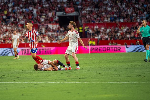 ESP LaLiga EA Sports Sevilla FC vs. Atlético de Madrid Miguel Ángel Sierra of Sevilla and Gerard Fernández Peque of Sevilla during the LaLiga EA Sports match between Sevilla FC and Atlético de Madrid, played at the Ramón Sánchez Pizjuán Stadium in Seville on August 29, 2026, in Spain. Spanish Soccer Copyright: xAgenciaxLOFx