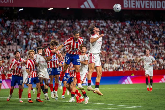 ESP LaLiga EA Sports Sevilla FC vs. Atlético de Madrid: David Hancko of Atlético de Madrid and Juan Antonio Iglesias of Sevilla during the LaLiga EA Sports match between Sevilla FC and Atlético de Madrid, played at the Ramón Sánchez Pizjuán Stadium in Seville on August 29, 2026, in Spain. Spanish Soccer Copyright: xAgenciaxLOFx