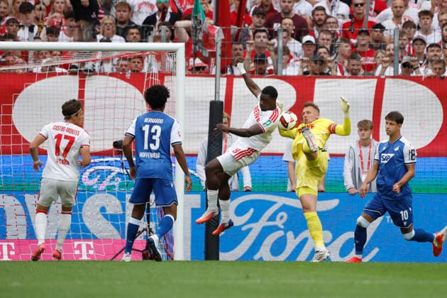 Köln, Deutschland, 1. Fussball Bundesliga Saison 2026 2027 1. Spieltag 1. FC Köln vs. TSG 1899 Hoffenheim 3-2 am 29. 08. 2026 in der Rhein Energie -Stadion in Köln Ragnar ACHE (FC) 3.v. li.- kommt seinen eigenen Torwart Marvin SCHWÄBE (FC) 2.v.re.- in die Quere *** Cologne, Germany, 2026–2027 Bundesliga Season, Matchday 1: 1. FC Köln vs. TSG 1899 Hoffenheim 3–2 on August 29, 2026, at the Rhein Energie Stadium in Cologne. Ragnar ACHE (FC) 3 (from left) gets in the way of his own goalkeeper, Marvin SCHWÄBE (FC 2, on the right) gets in the way