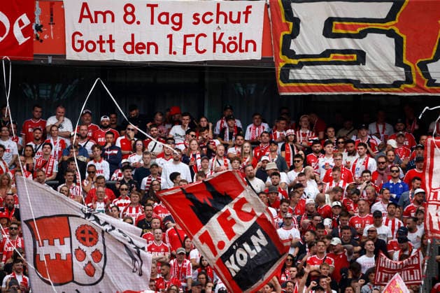 Köln, Deutschland, 1. Fussball Bundesliga Saison 2026 2027 1. Spieltag 1. FC Köln vs. TSG 1899 Hoffenheim 3-2 am 29. 08. 2026 in der Rhein Energie -Stadion in Köln Die Kölner Fans in der Südkurve unter dem Fantransparent das die Aussage zeigt, das der liebe Gott den 1.FC Köln am 8.Tag erschuf. *** Cologne, Germany, 2026–2027 Bundesliga Season, Matchday 1: 1. FC Köln vs. TSG 1899 Hoffenheim, 3–2, on August 29, 2026, at the RheinEnergie Stadium in Cologne. The Cologne fans in the South Stand, standing beneath a fan banner that reads: God created 1 FC Köln on the eighth day.
