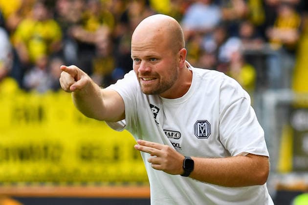 Lucas Beniermann, coach of SV Meppen, gives instructions, gesticulates with his arms, August 29, 2026, Aachen, Germany, soccer, 3. Liga, TSV Alemannia Aachen vs. SV Meppen, soccer, 3. Liga, TSV Alemannia Aachen vs. SV Meppen, DFB and DFL regulations prohibit any use of photographs as image sequences and or quasi-video xmhx