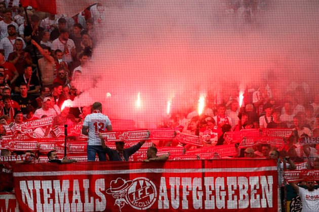 Köln, Deutschland, 1. Fussball Bundesliga Saison 2026 2027 1. Spieltag 1. FC Köln vs. TSG 1899 Hoffenheim 3-2 am 29. 08. 2026 in der Rhein Energie -Stadion in Köln Die Kölner Ultra Fans in der Südkurve brennen Pyros ab und halten Fanschals mit der Aufschrift niemals Aufgeben in die Höhe, *** Cologne, Germany, German Bundesliga Season 2026–2027, Matchday 1: 1. FC Köln vs. TSG 1899 Hoffenheim, 3–2, on August 29, 2026, at the Rhein Energie Stadium in Cologne. The Cologne ultra fans in the South Stand set off pyrotechnics and hold up fan scarves bearing the slogan Never Give Up,