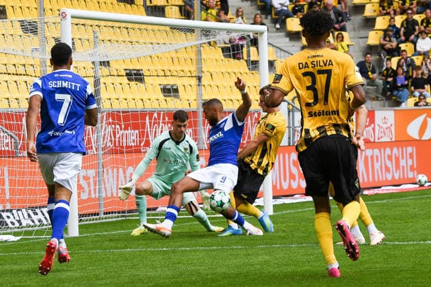 Cyrill Akono, SV Meppen, 9; Matti Wagner, Alemannia Aachen, 3; tackle, duel, dynamic, action, August 29, 2026, Aachen, Germany; soccer, 3rd Division, TSV Alemannia Aachen vs. SV Meppen, soccer, 3rd Division, TSV Alemannia Aachen vs. SV Meppen, DFB and DFL regulations prohibit any use of photographs as image sequences and or quasi-video xmhx