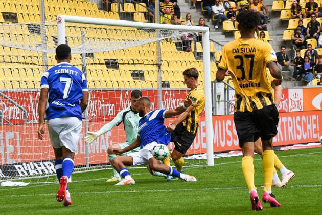 Cyrill Akono, SV Meppen, 9; Matti Wagner, Alemannia Aachen, 3; tackle, duel, dynamic, action, August 29, 2026, Aachen, Germany; soccer, 3rd Division, TSV Alemannia Aachen vs. SV Meppen, soccer, 3rd Division, TSV Alemannia Aachen vs. SV Meppen, DFB and DFL regulations prohibit any use of photographs as image sequences and or quasi-video xmhx
