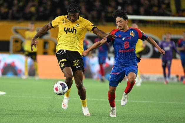 BERN, SWITZERLAND AUGUST 29 Samuel Essende of Young Boys (left) against Keigo Tsunemoto of Basel (right) during the Swiss Super League match between BSC Young Boys and FC Basel 1893 at Wankdorf Stadium on August 29, 2026, in Bern, Switzerland Bern Wankdorf Stadium Bern Switzerland Copyright: xJustPictures.ch ManuelxWinterbergerx jp-en-EuSpIm-MWI_2853