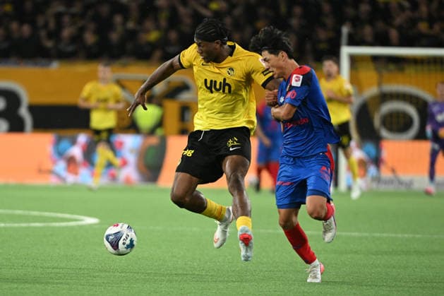 BERN, SWITZERLAND AUGUST 29 Samuel Essende of Young Boys (left) against Keigo Tsunemoto of Basel (right) during the Swiss Super League match between BSC Young Boys and FC Basel 1893 at Wankdorf Stadium on August 29, 2026, in Bern, Switzerland Bern Wankdorf Stadium Bern Switzerland Copyright: xJustPictures.ch ManuelxWinterbergerx jp-en-EuSpIm-MWI_2861