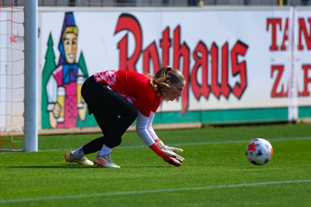 29. August 2026, Fussball, Google Pixel Frauen-Bundesliga, SC Freiburg - 1. FC Union Berlin Anna Reimann (38, SC Freiburg) beim Aufwärmen Photo: Urs Ottiger *** August 29, 2026, Soccer, Google Pixel Women s Bundesliga, SC Freiburg 1 FC Union Berlin, Anna Reimann 38, SC Freiburg warming up. Photo by Urs Ottiger