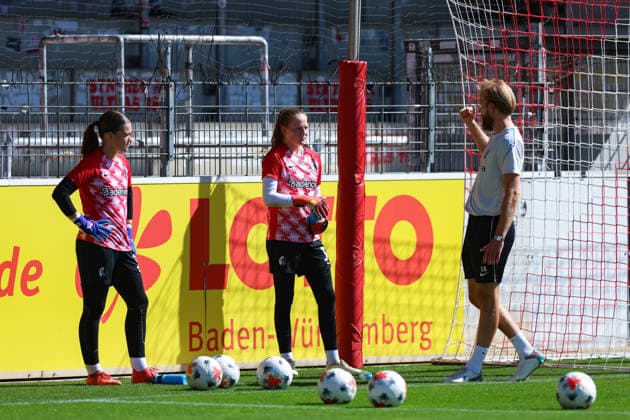 29. August 2026, Fussball, Google Pixel Frauen-Bundesliga, SC Freiburg - 1. FC Union Berlin Lorena Barth (33, SC Freiburg, li), Anna Reimann (38, SC Freiburg) und Dominik Bergdorf (Torwarttrainer, SC Freiburg) Photo: Urs Ottiger *** August 29, 2026, Soccer, Google Pixel Women s Bundesliga, SC Freiburg 1 FC Union Berlin Lorena Barth 33, SC Freiburg, left, Anna Reimann 38, SC Freiburg, and Dominik Bergdorf, goalkeeper coach, SC Freiburg Photo by Urs Ottiger