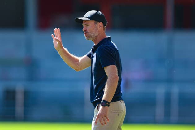 29. August 2026, Fussball, Google Pixel Frauen-Bundesliga, SC Freiburg - 1. FC Union Berlin Marco Konrad (Cheftrainer, SC Freiburg) gibt Anweisungen an sein Team Photo: Urs Ottiger *** August 29, 2026, Soccer, Google Pixel Women s Bundesliga, SC Freiburg 1 FC Union Berlin Marco Konrad, head coach of SC Freiburg, gives instructions to his team. Photo by Urs Ottiger