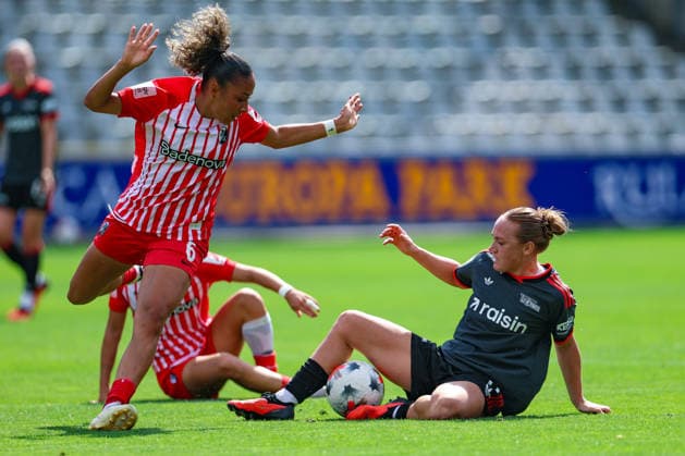 29. August 2026, Fussball, Google Pixel Frauen-Bundesliga, SC Freiburg - 1. FC Union Berlin Nicole Ojukwu (6, SC Freiburg, li) im Zweikampf mit Lisanne Gräwe (6, 1. FC Union Berlin) Photo: Urs Ottiger *** August 29, 2026, Soccer, Google Pixel Women s Bundesliga, SC Freiburg vs. 1. FC Union Berlin. Nicole Ojukwu (6), SC Freiburg, left, in a tackle with Lisanne Gräwe (6), 1. FC Union Berlin. Photo by Urs Ottiger