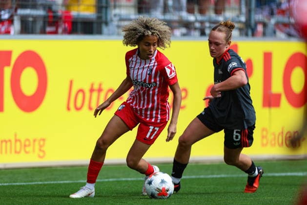 29. August 2026, Fussball, Google Pixel Frauen-Bundesliga, SC Freiburg - 1. FC Union Berlin Amira Arfaoui (17, SC Freiburg, li.) im Zweikampf mit Lisanne Gräwe (6, 1. FC Union Berlin) Photo: Urs Ottiger *** August 29, 2026, Soccer, Google Pixel Women s Bundesliga, SC Freiburg vs. 1. FC Union Berlin: Amira Arfaoui (17), SC Freiburg, left, in a tackle with Lisanne Gräwe (6), 1. FC Union Berlin. Photo by Urs Ottiger